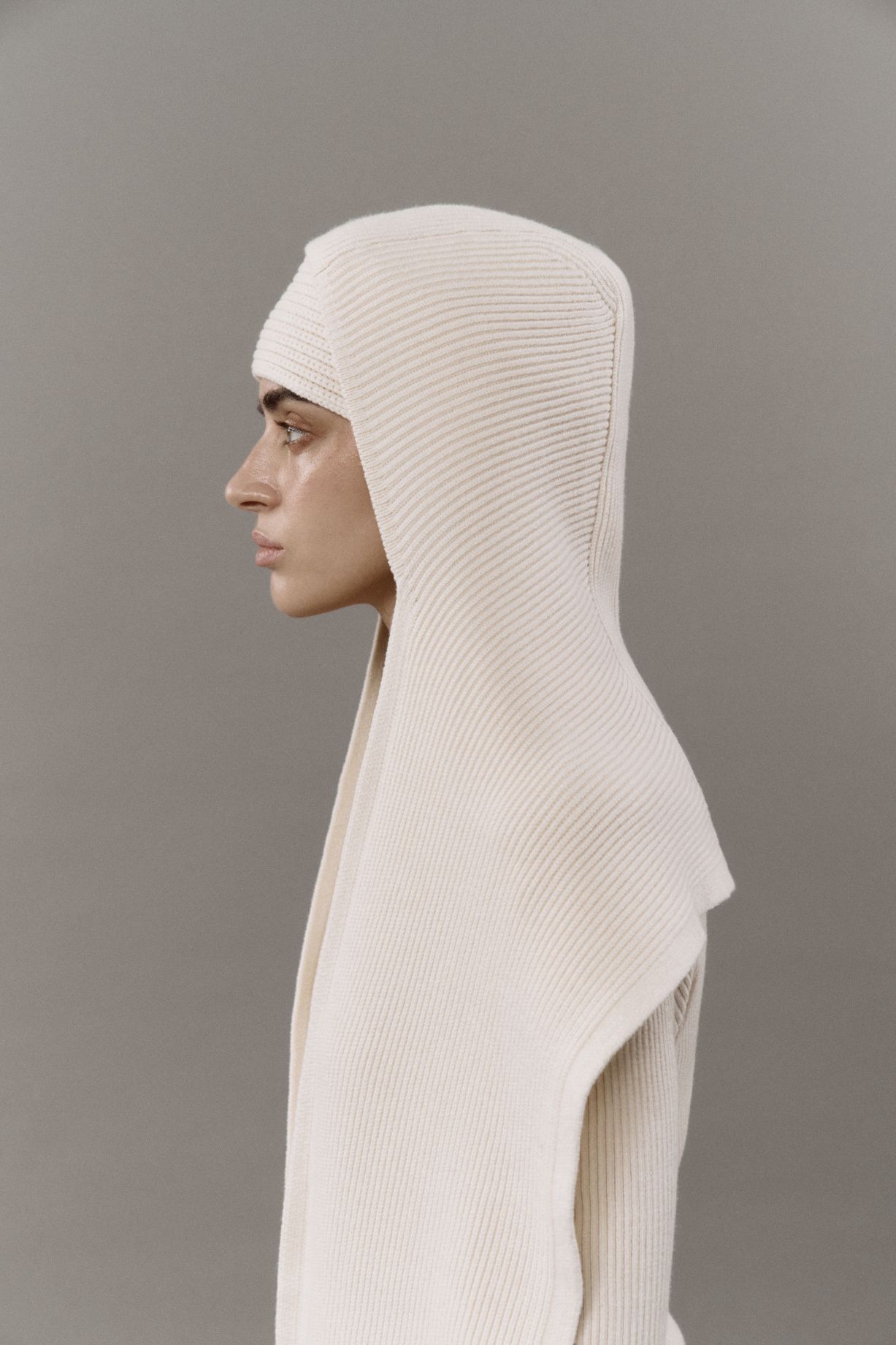 A bonnet scarf