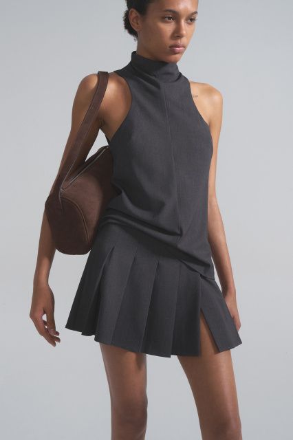 Pleat mini skirt with slit