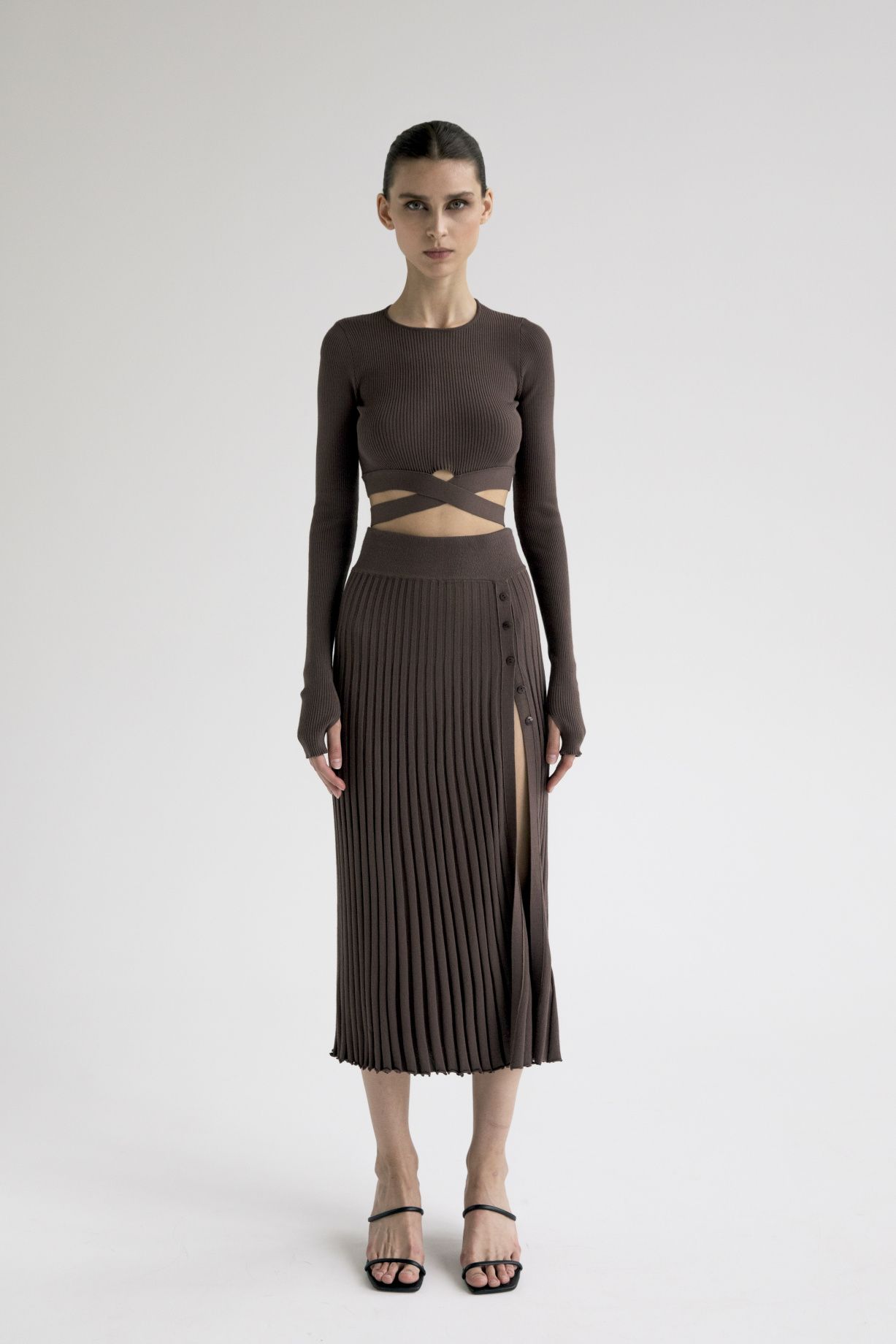 Юбка-плиссе с разрезом на пуговицах