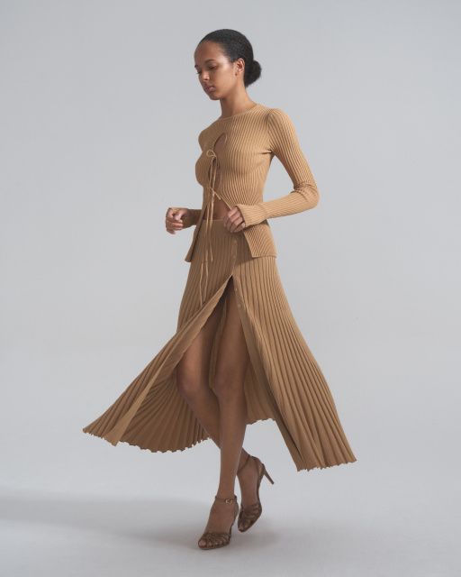 Pleated skirt with button slit