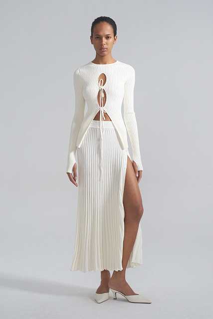 Pleated skirt with button slit
