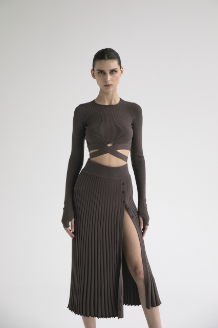 Pleated skirt with button slit