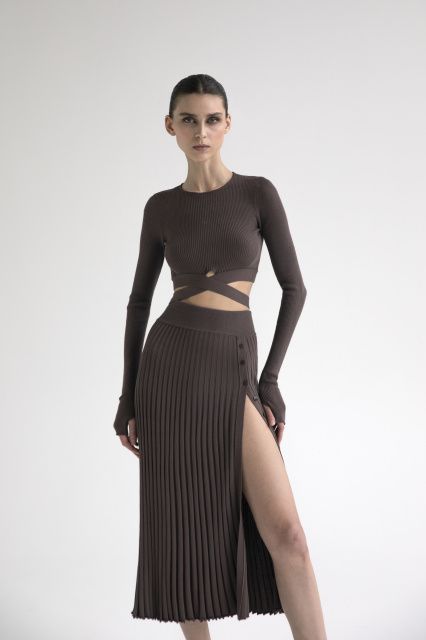 Pleated skirt with button slit