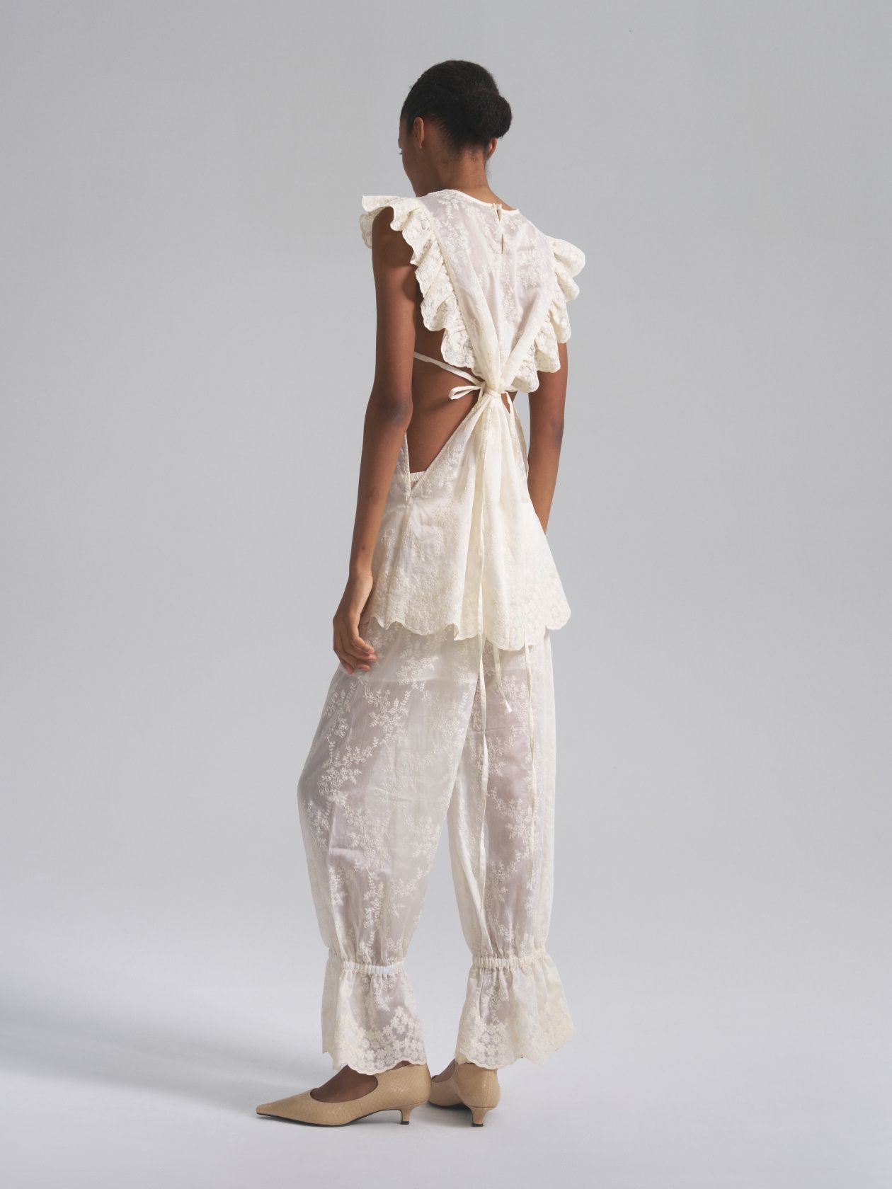 Adele light suit with voluminous embroidery