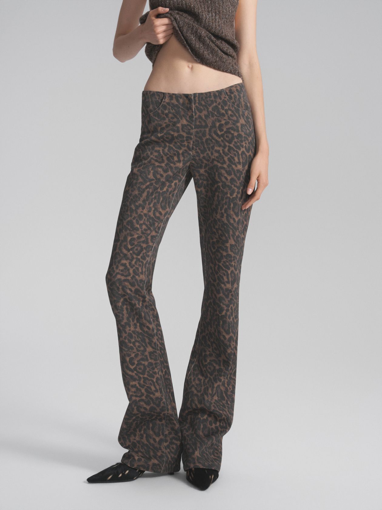 Casting jeans with leopard print