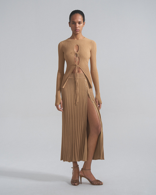 Pleated skirt with button slit