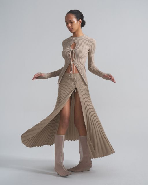 Pleated skirt with button slit