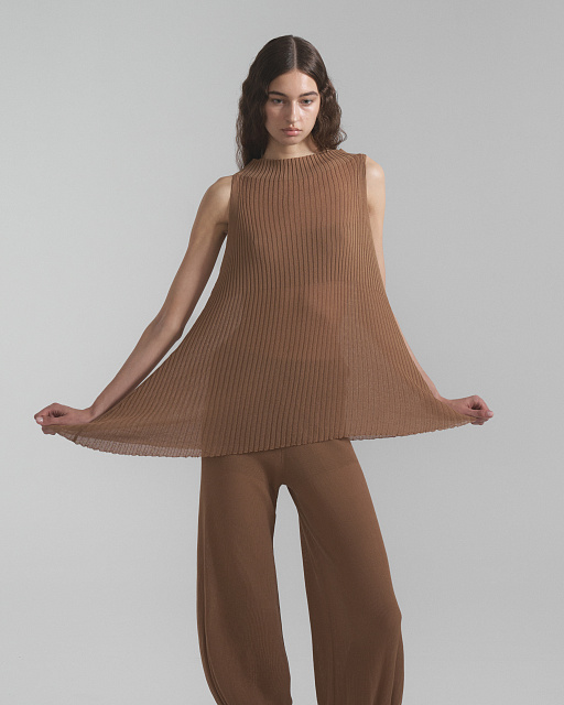 Yasmin lightweight asymmetrical top