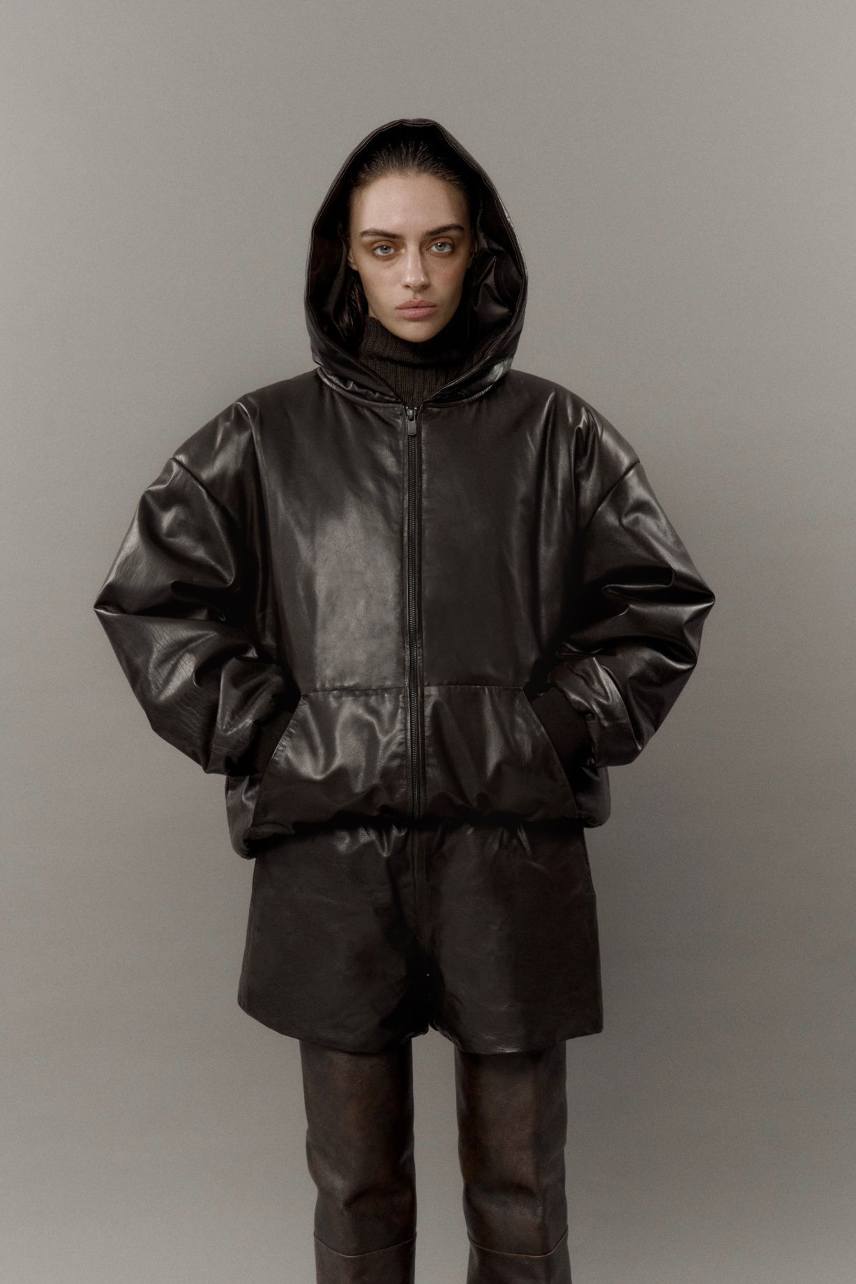 Бомбер с капюшоном из фактурной кожи