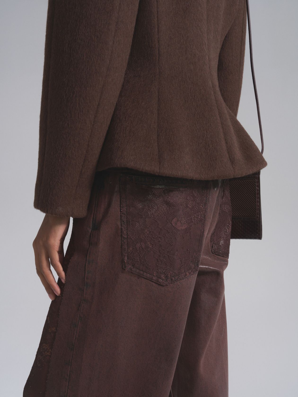 Глянцевые джинсы с кружевом