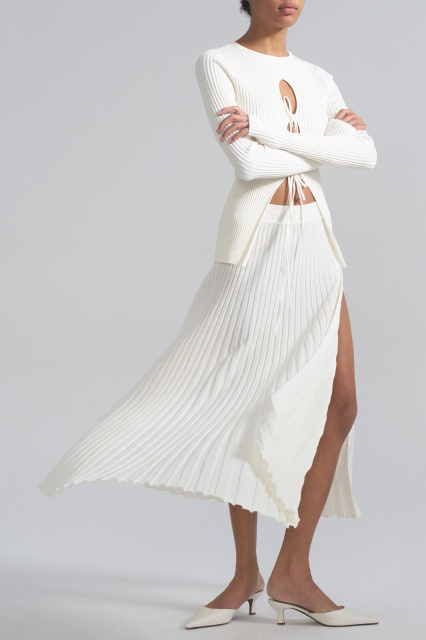 Pleated skirt with button slit