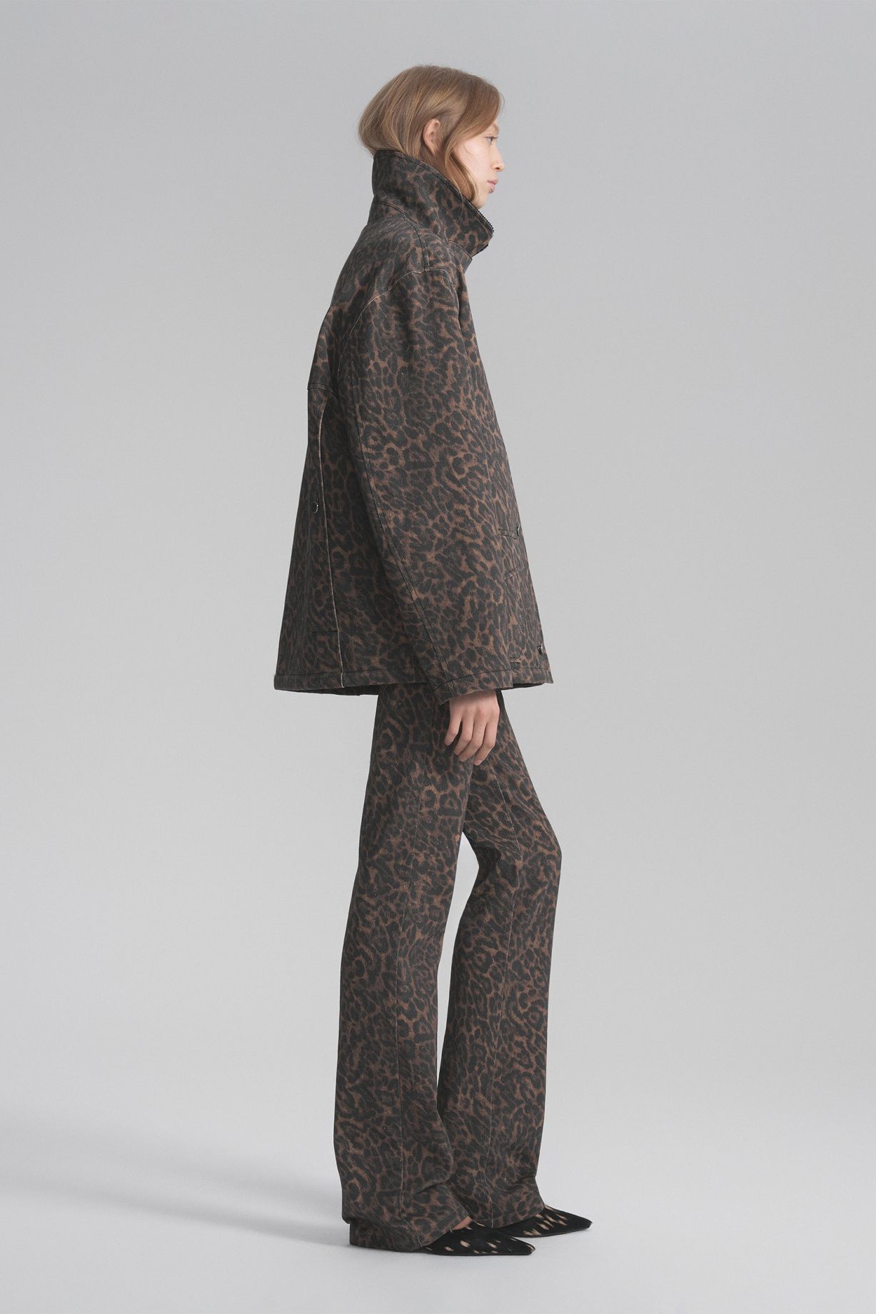 Casting jeans with leopard print